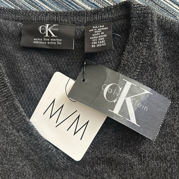 Calvin Klein Men’s Extra Fine 100% Merino Wool V-Neck Sweater Charcoal Grey Med. - Picture 5 of 6